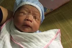Hưng Yên: Nhói lòng bé sơ sinh bụ bẫm bị bỏ rơi kèm lá thư định mệnh