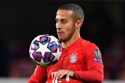 Liverpool chê đắt, Thiago chưa thể rời Bayern