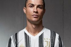 Ronaldo mặc áo sọc ngựa vằn mới của Juventus