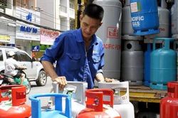 Từ ngày 1/8, giá gas tiếp tục tăng 2.000 đồng/bình 12kg