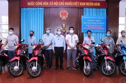 Tặng phương tiện sinh kế cho hộ nghèo, gia đình chính sách khó khăn