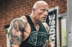 The Rock với cơ bắp cuồn cuộn, nhiều fan choáng khi thấy cặp giò 'như đá' của cựu đô vật nổi tiếng