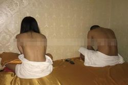 Bắt quả tang nhiều nhân viên massage 'tắm tiên' với khách
