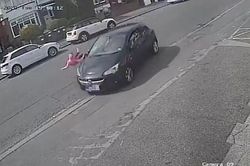 Thót tim bé gái sang đường không quan sát, bị ô tô tông trúng hất văng xuống đường