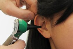 Phát hiện mới: SARS-CoV-2 có thể trú ẩn trong tai người