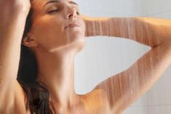 Gần một năm tán tỉnh đưa đón, đến khi đi du lịch cùng nhau trước ngày cưới, chú rể hốt hoảng 'chạy mất dép' khi nhìn thấy cô dâu tắm