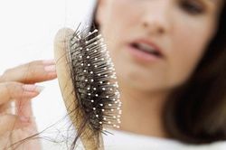 Ai có thể điều trị rụng tóc bằng tiêm tại chỗ?