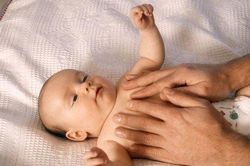 Một số lợi ích từ việc massage cho trẻ sơ sinh