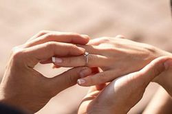 Nếu bạn được bạn trai cầu hôn bằng nhẫn mua cho người cũ như cô gái này, bạn có từ chối?