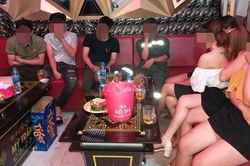 Bất chấp lệnh cấm, quán karaoke vẫn 'lén lút' đón khách giữa mùa dịch Covid-19