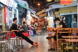 Phố ăn chơi ở Hà Nội vắng khách trước giờ đóng cửa
