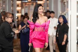Những bộ trang phục màu mè 'chói mắt' người nhìn của Hoàng Thùy