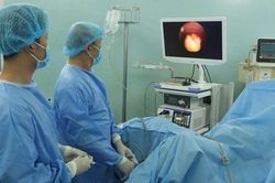 Dùng laser tán vỡ sỏi 'khủng' trong bàng quang