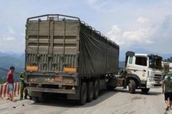 Tin giao thông đến sáng 01/8: Va chạm xe đầu kéo, mẹ tử vong, con bị thương nặng