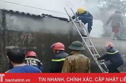 Cháy nhà rơm giữa trời mưa ở Hà Tĩnh