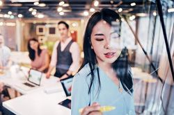 Được sếp ưu ái có thể trở thành 'cái gai' trong mắt đồng nghiệp