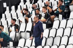 Ronaldo ngán ngẩm nhìn Juventus thua 1-3 trong ngày nâng cúp