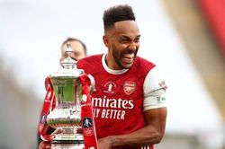 Aubameyang làm rơi cúp FA vì phút đãng trí