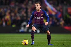 Barca lên án cầu thủ tự ý bỏ về Brazil