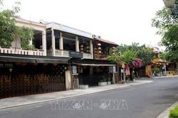 Huy động 6 xe chuyên dụng phun hóa chất khử trùng tại phố cổ Hội An