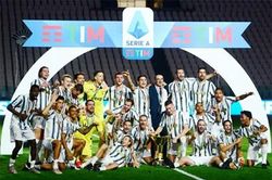 Juve thua ngược AS Roma trong ngày nâng cúp Serie A