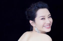 'Thánh cô' Hứa Tình gây choáng với vóc dáng bốc lửa ở tuổi 51