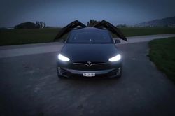 Mẫu xe Xpeng P7 có thể nhấp nháy đèn theo điệu nhạc