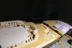 Cậu bé tự kỷ lắp mô hình tàu Titanic từ 56.000 miếng lego
