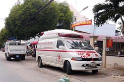 Xe cứu thương giả rú còi inh ỏi, cả chung cư hoảng loạn vì tưởng có người bị đưa đi cách ly
