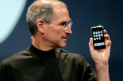 Điều kì lạ Steve Jobs làm khi giới thiệu iPhone đầu tiên khiến ai cũng bật cười