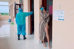 Minh Tú 'nhớ nghề', mở luôn set chụp hình khoe trọn đôi chân 1m13 trong khu cách ly COVID-19