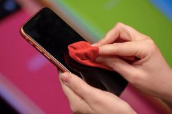 SARS-CoV-2 gây bệnh COVID-19 có thể sống bao lâu trên màn hình smartphone?