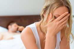 Chị em dễ bị giảm ham muốn, vì sao?