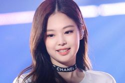 'Thánh tái chế' Jennie (BLACKPINK): Một sợi ruy băng gói quà biến thành đủ kiểu phụ kiện