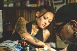 Vấn nạn thợ xăm nữ trên thế giới bị quấy rối tình dục