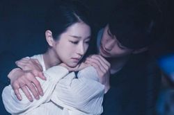 Loạt váy ngủ giá nghìn USD trong phim 'Điên thì có sao'