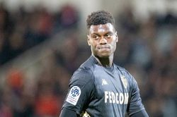 Chuyển nhượng MU 3/8: MU đàm phán mua 'Varane mới'. Smalling trở lại MU trong tuần này