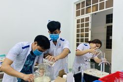 Làm dung dịch sát khuẩn cho chương trình 'Thanh niên tình nguyện Hè 2020'