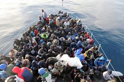 Giải cứu hàng trăm người nhập cư ở vùng biển Libya