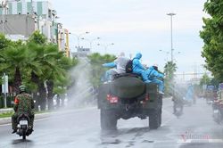 Đà Nẵng: Xe đặc chủng luồn ngõ nhỏ phun khử khuẩn toàn quận