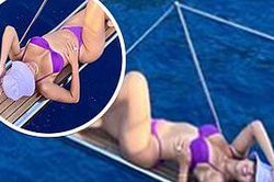 Bạn gái Ronaldo mặc bikini tím quá đỗi gợi cảm trên du thuyền