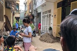 Hà Nội: Xe rùa rơi từ tầng 5 công trình xây dựng trúng người đi đường