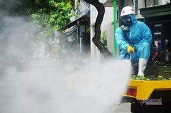 Xe đặc chủng luồn ngõ nhỏ phun khử khuẩn toàn quận ở Đà Nẵng
