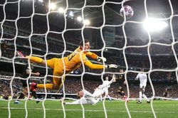 Man City sẽ loại Real Madrid, Van Dijk hay nhất