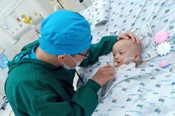 Khoảnh khắc đáng yêu của cặp song sinh Trúc Nhi - Diệu Nhi: Tự cầm bình sữa uống, cười toe toét khi bố mẹ vào thăm