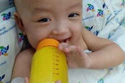 Hai bé Trúc Nhi - Diệu Nhi đã cai máy thở, tự cầm bình sữa uống