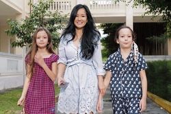 Ba mẹ con Hồng Nhung và người mẫu Minh Tú đi cách ly tập trung