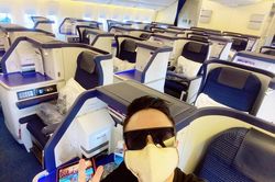 Ca sĩ Nhật Tinh Anh sang Mỹ giữa dịch