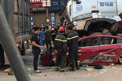 Hà Nội: Ô tô con bị xe container 'húc tung', hoàn toàn biến dạng