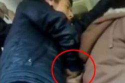 Bé gái bỗng nhiên khóc lóc ầm ĩ trên xe buýt, mẹ phát hiện sự thật động trời